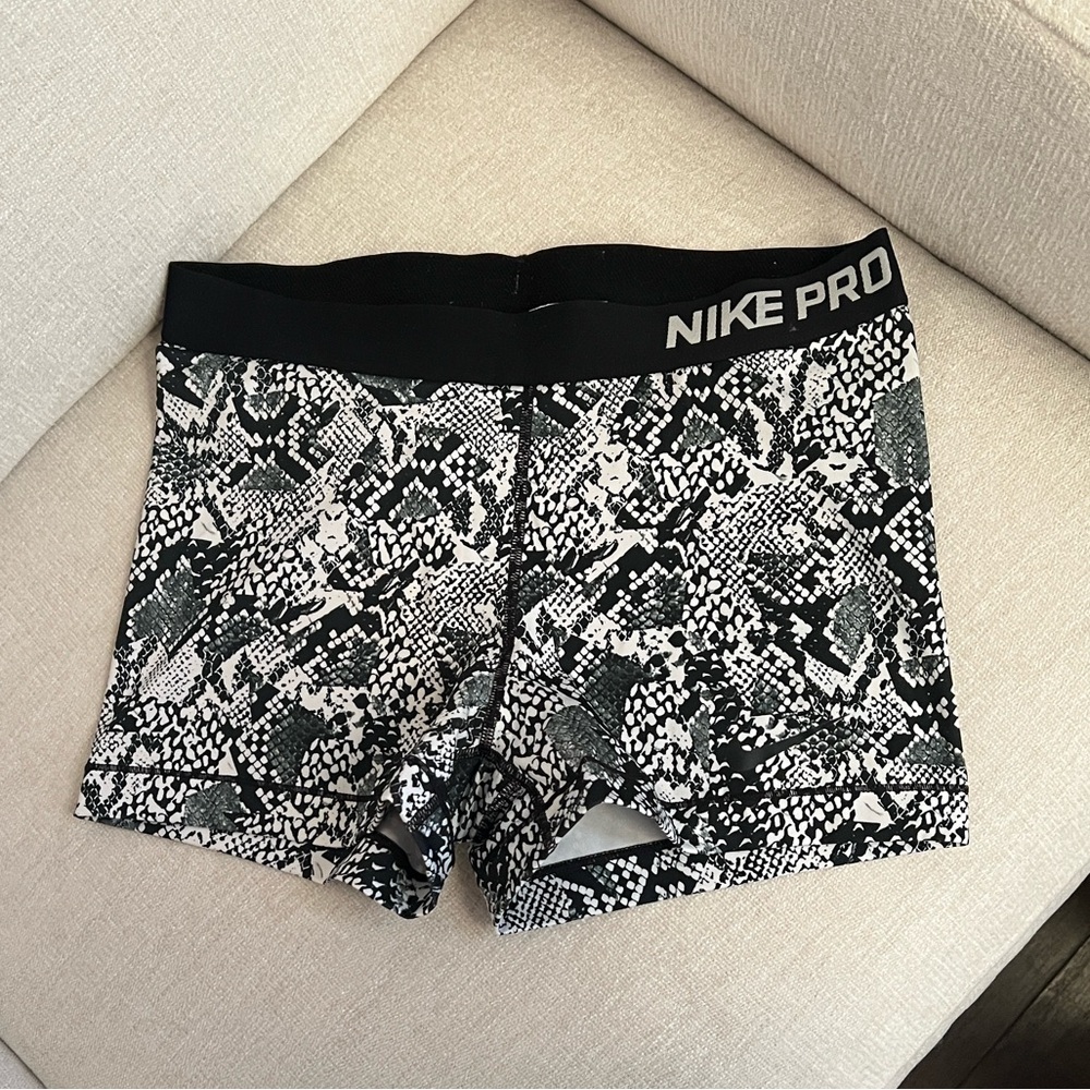 Nike Pro Black & White Print